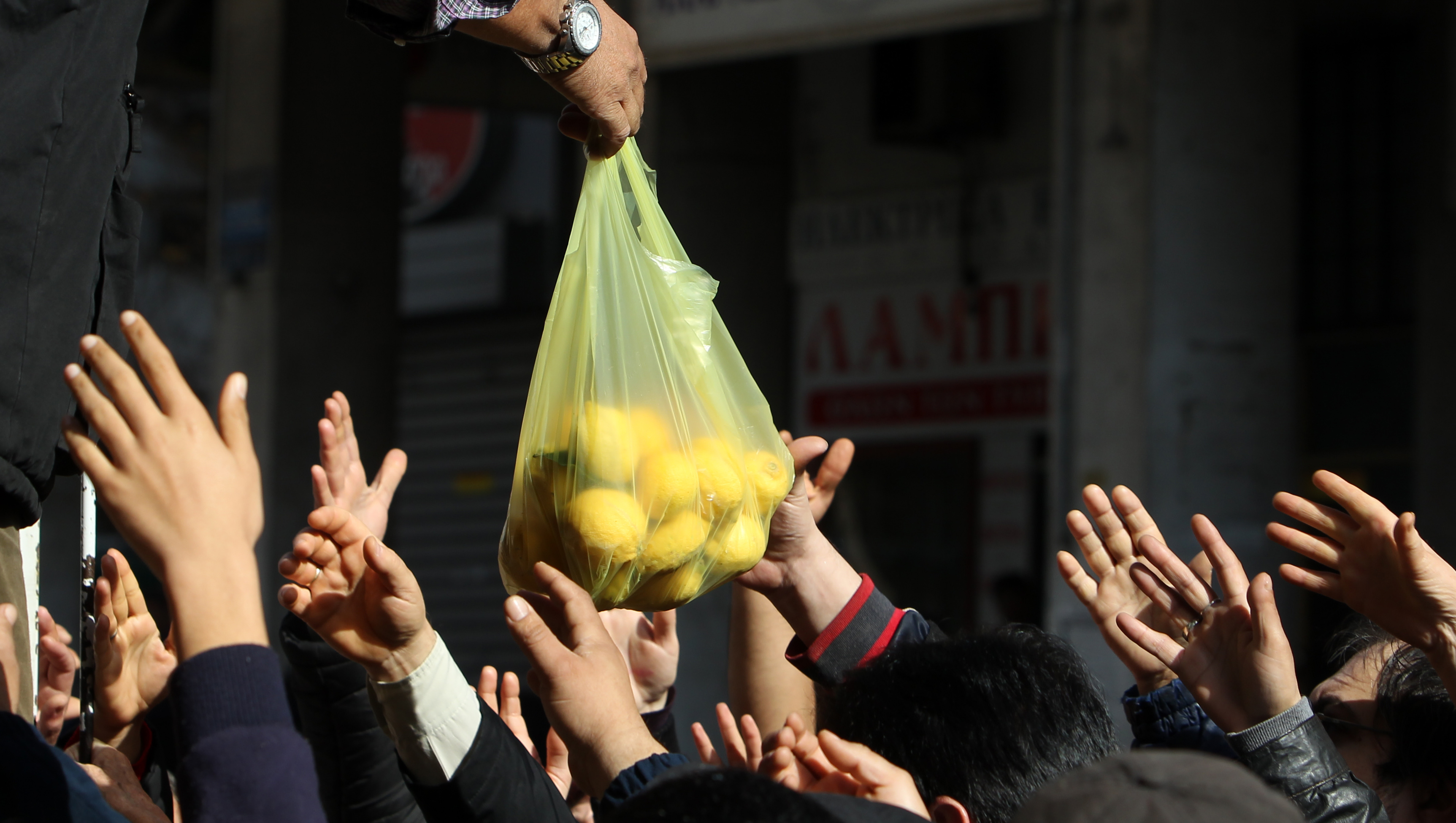 Το αδιαχώρητο για δωρεάν προϊόντα που μοίρασαν οι παραγωγοί